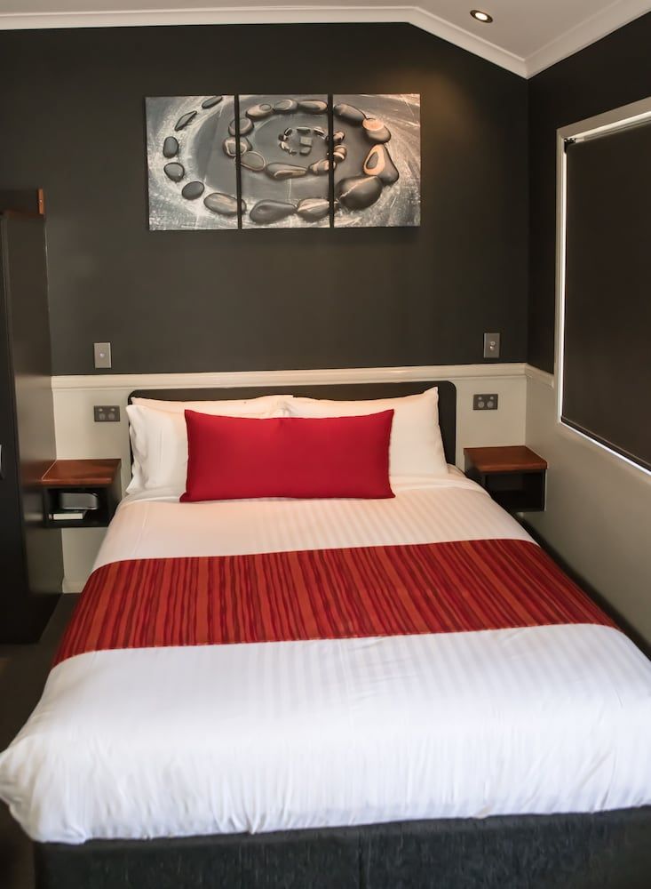 The Rocks Motel Queen + Single Room 2