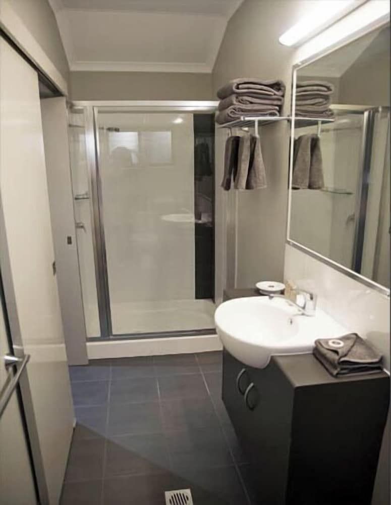 The Rocks Motel Queen + Single Room 6