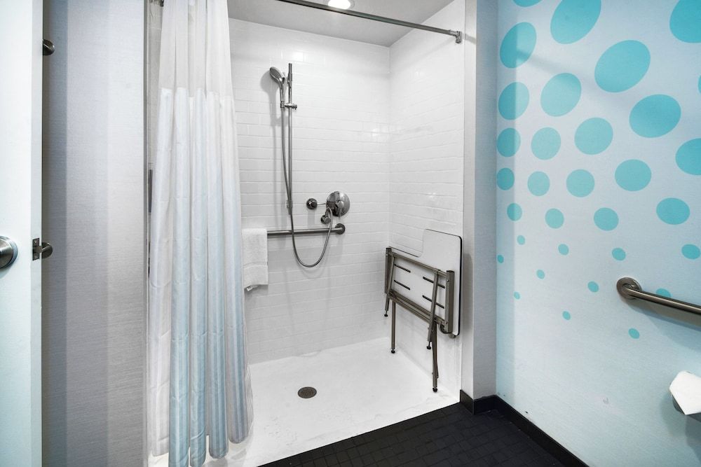 Room, 2 Queen Beds, Accessible (Roll-In Shower)