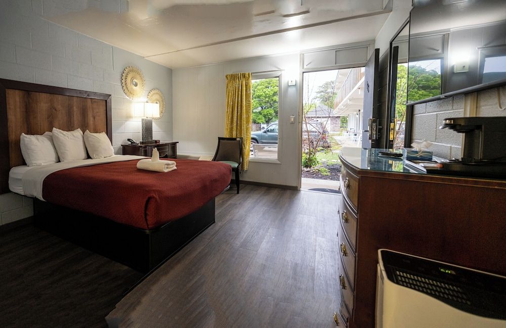 Heart of Manteo Motor Lodge Standard Single Room, 1 Queen Bed, Non Smoking, Refrigerator & Microwave