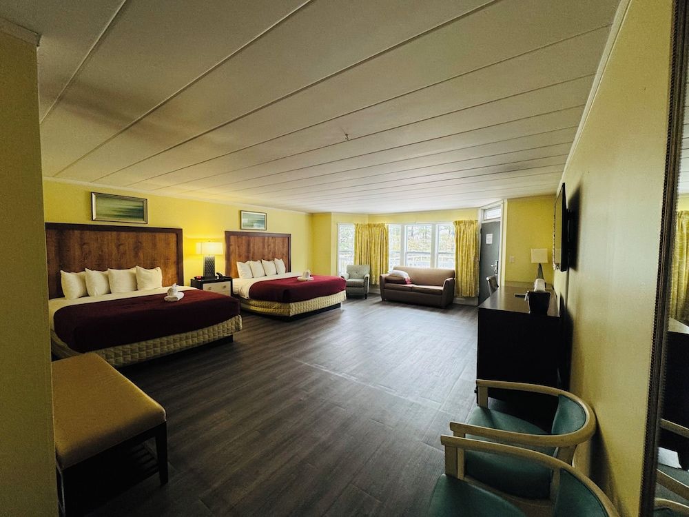 Heart of Manteo Motor Lodge Two King Beds Room, Sofa & Kitchenette 2