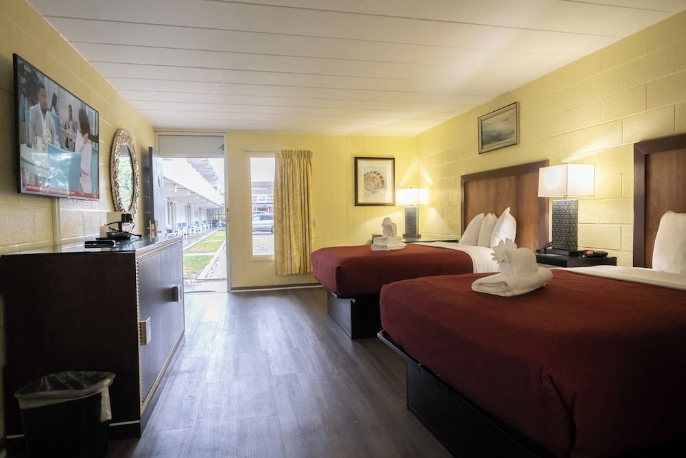 Heart of Manteo Motor Lodge Exclusive Room, 2 Queen Beds, Non Smoking, Kitchenette 2