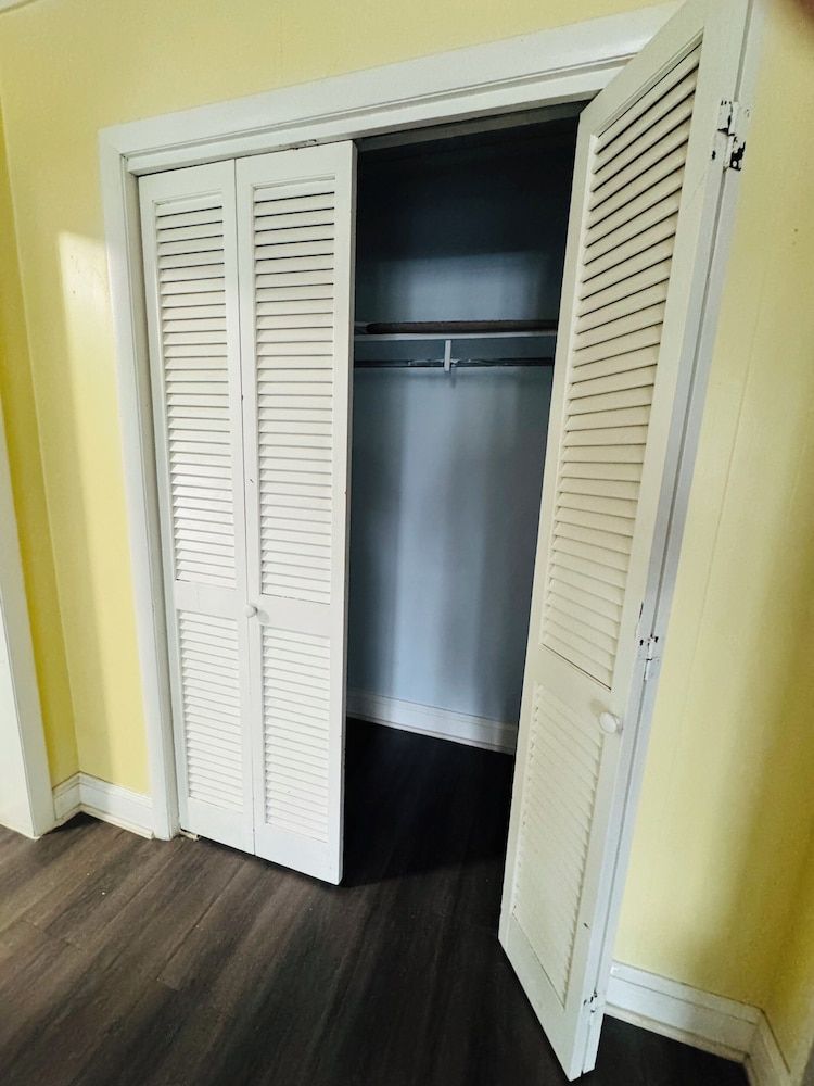 Heart of Manteo Motor Lodge Two King Beds Room, Sofa & Kitchenette 5