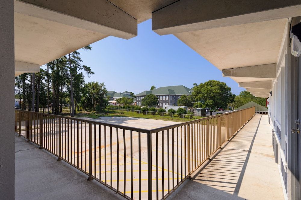 Heart of Manteo Motor Lodge Standard Single Room, 1 Queen Bed, Non Smoking, Refrigerator & Microwave 3