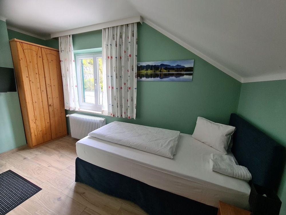 Single Room, Mountain View