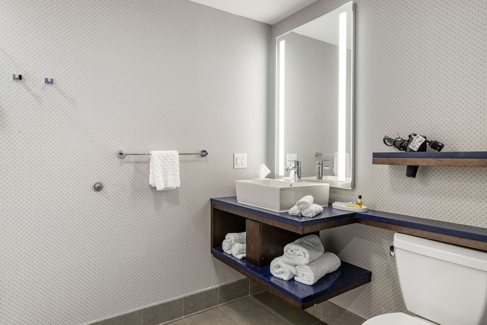 GLō Best Western Savannah-Gateway I-95 Standard Room, 1 King Bed, Non Smoking, Refrigerator & Microwave 8