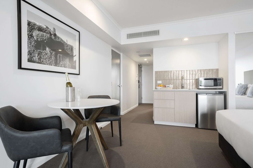 Oaks Toowoomba Hotel Triple Room, 3 Bedrooms, Non Smoking (Dual Key) 14