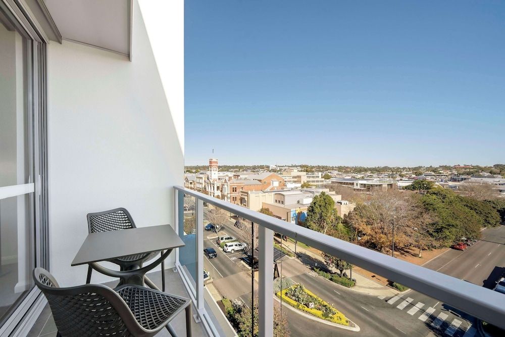 Oaks Toowoomba Hotel Triple Room, 3 Bedrooms, Non Smoking (Dual Key) 7