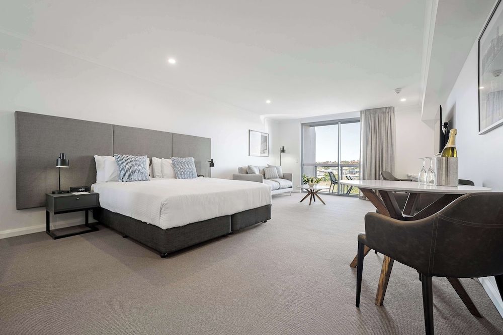 Oaks Toowoomba Hotel Triple Room, 3 Bedrooms, Non Smoking (Dual Key) 5