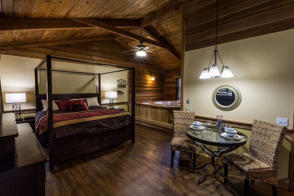 Forrest Hills Mountain Resort Romantic Cabin, 1 King Bed, Hot Tub 2