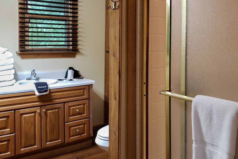 Forrest Hills Mountain Resort Family Cabin, Multiple Beds, Hot Tub (Deluxe Double Cabin) 2