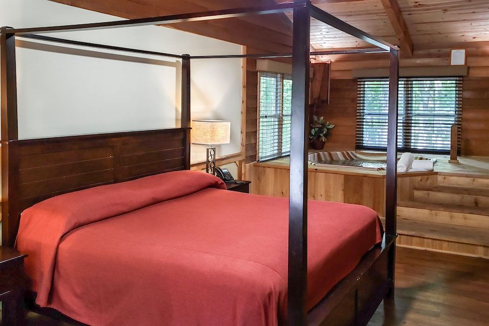 Forrest Hills Mountain Resort Romantic Cabin, 1 King Bed, Hot Tub 3