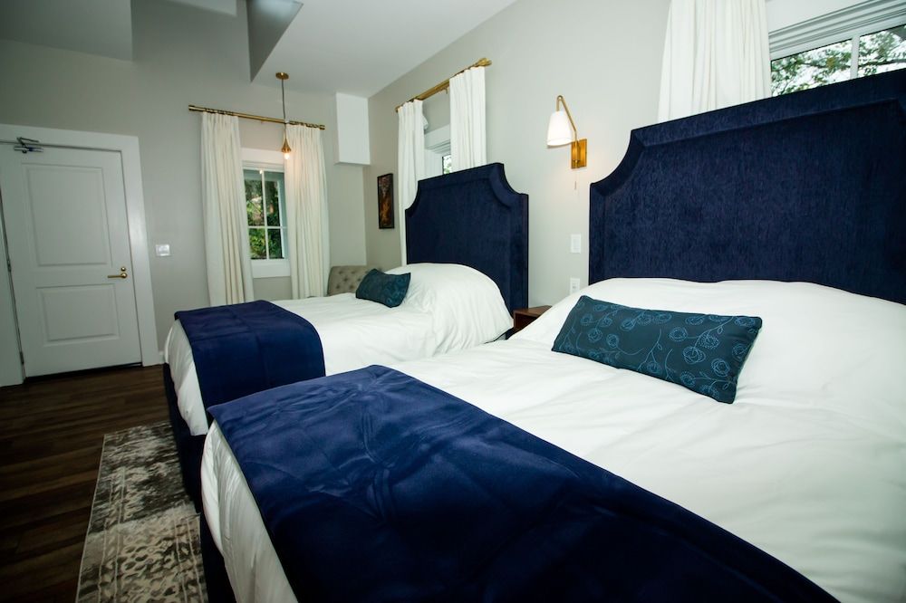 Annex Standard Double Queen Room