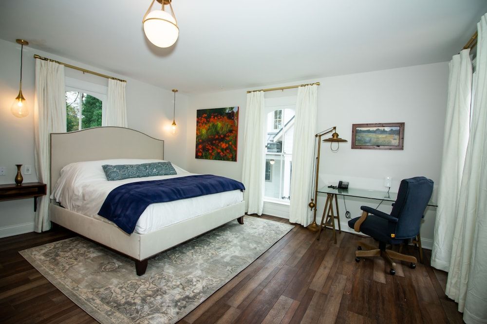 Historic Deluxe Single King Room