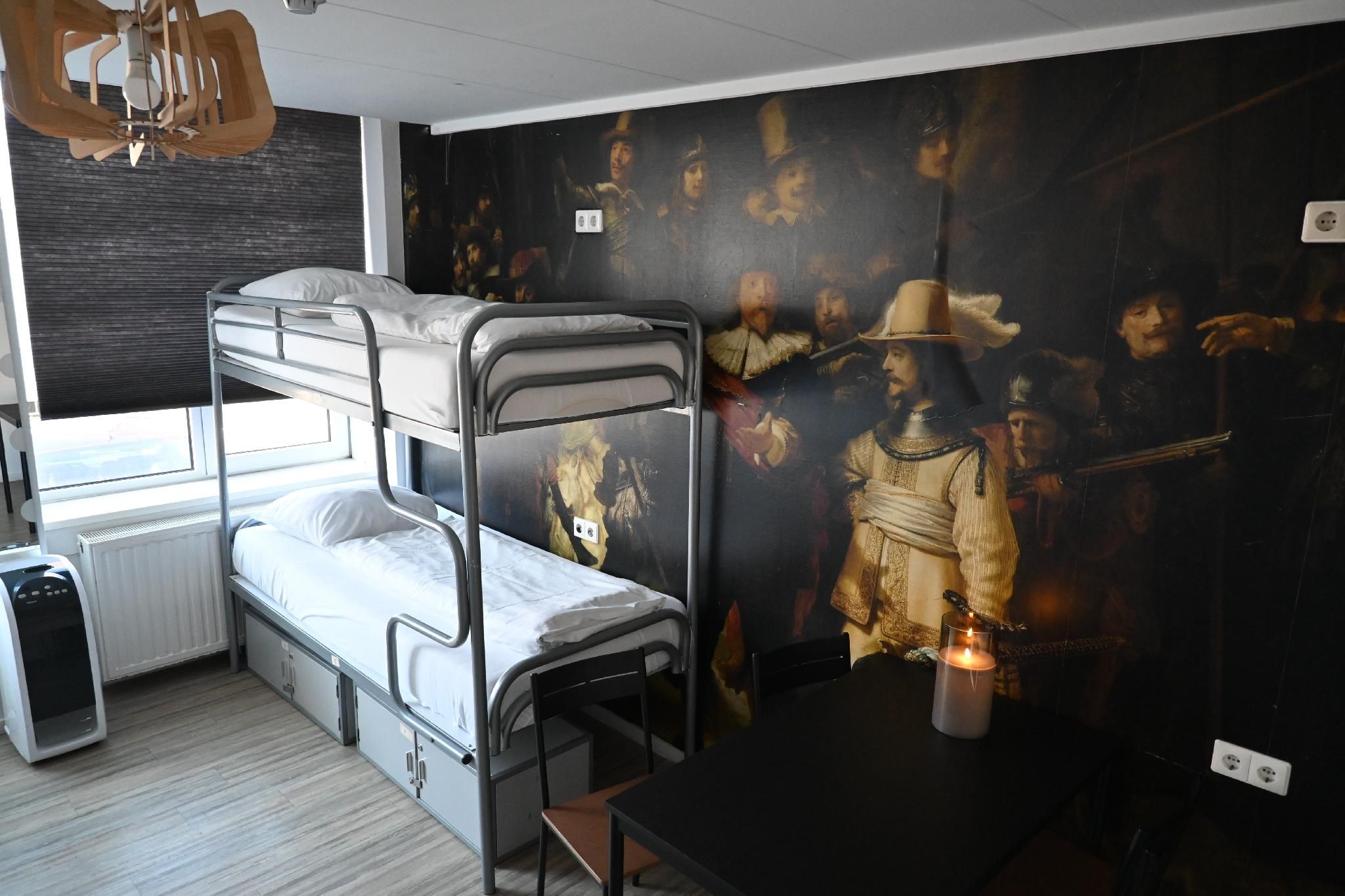 Dutchies Hostel Family Room with Bunk Bed