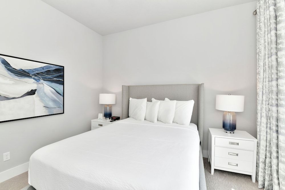 Luxury Condo, 4 Bedrooms, Pool Access