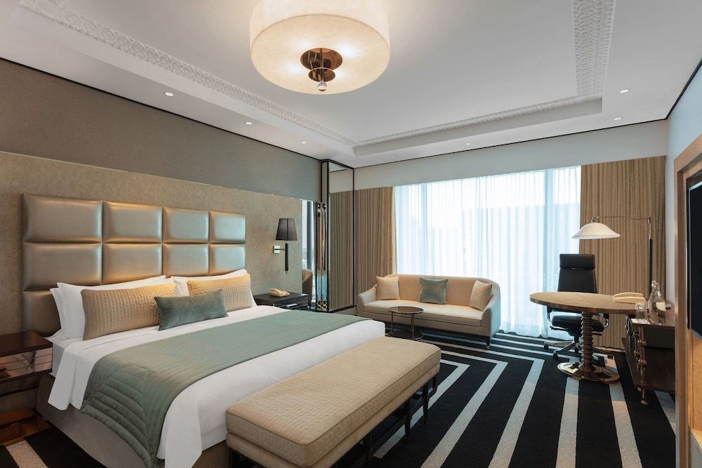 Club Room, 1 King Bed, Smoking, City View