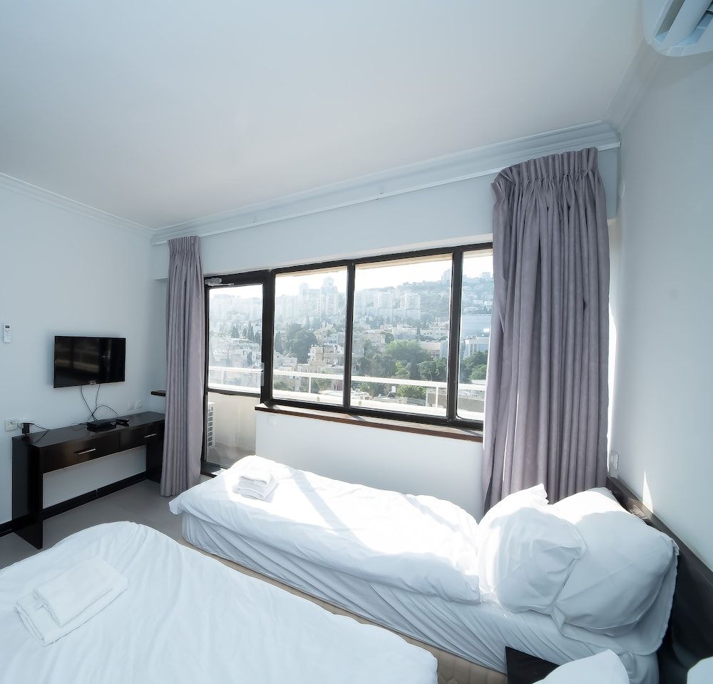 Haifa Tower Hotel Deluxe Room, City View 11