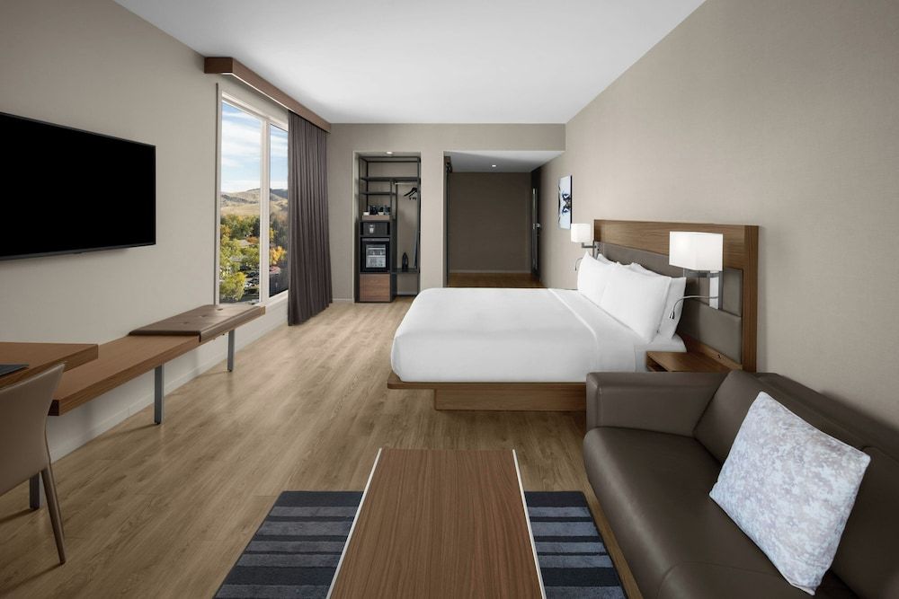Room, 1 King Bed, Non Smoking, Mountain View