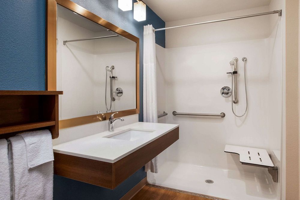 Suite, 1 Queen Bed, Accessible, Non Smoking (Roll-In Shower)