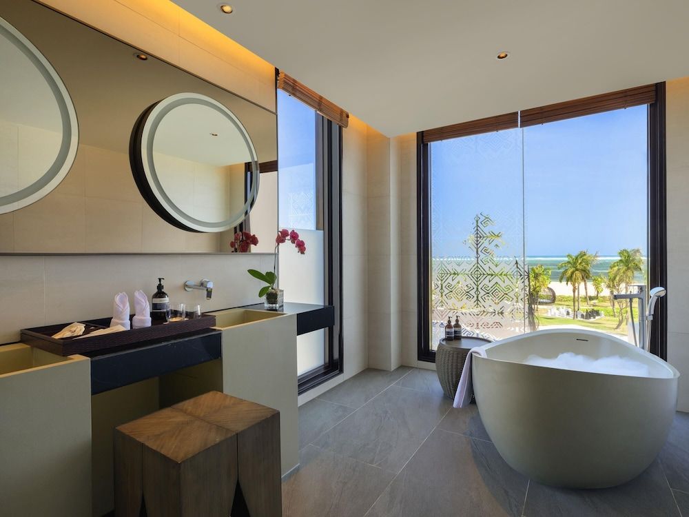 Deluxe Suite, 1 King Bed, Balcony