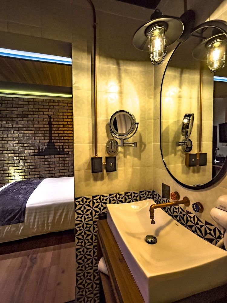 Cadillac Hotel Boutique Grand Room 8