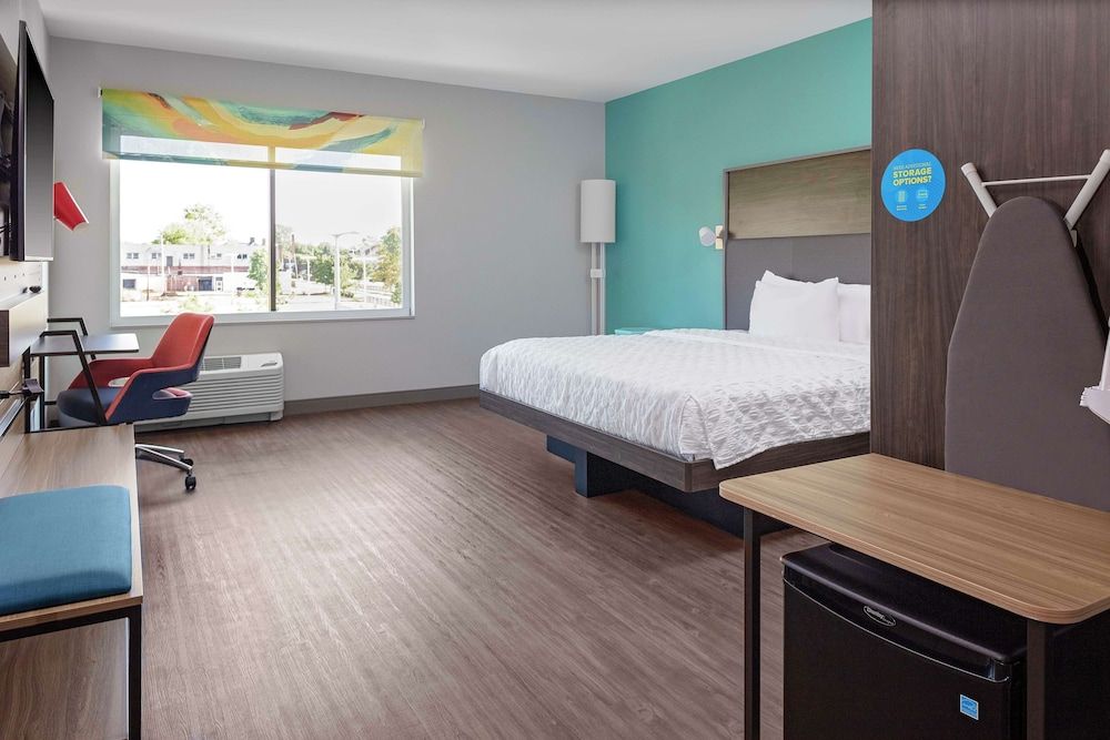 Room, 1 King Bed, Accessible (Roll-In Shower)