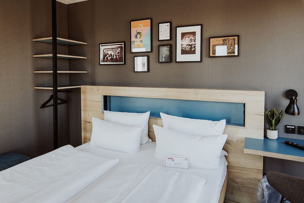 undefined Schulz Hotel Berlin Wall at the East Side Gallery 2