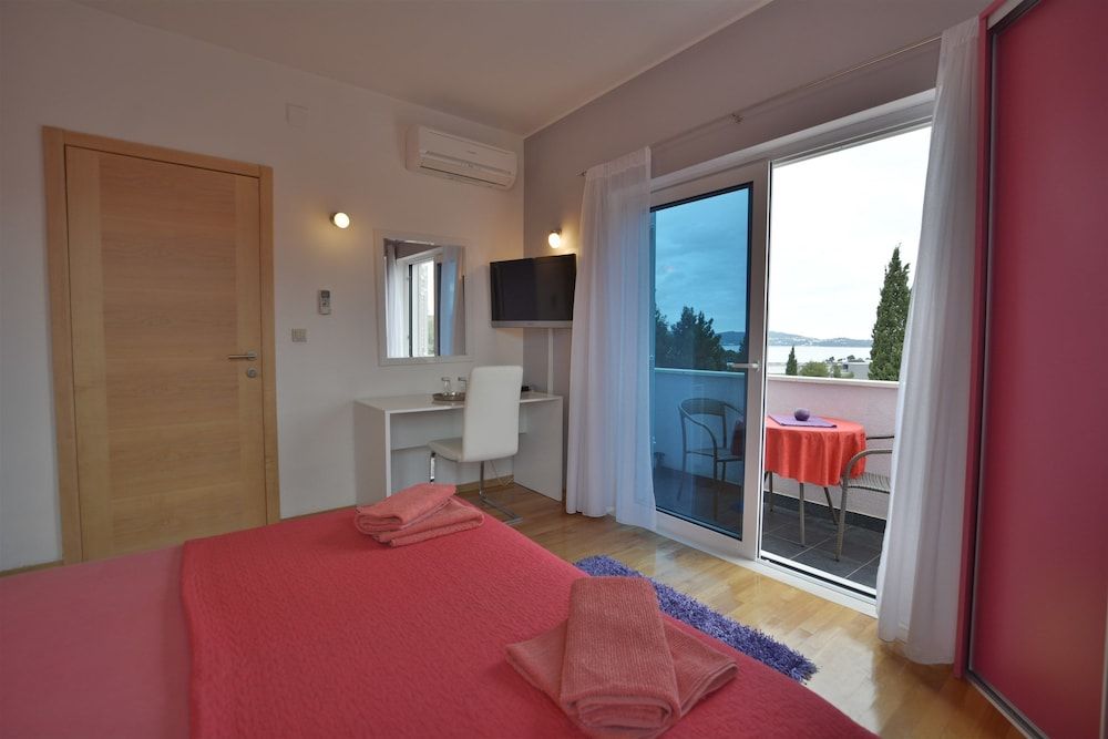 Premium Double Room, 1 Queen Bed, Balcony, Partial Sea View