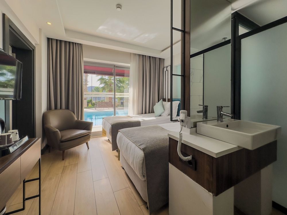 undefined Leaf Port Hotel 2