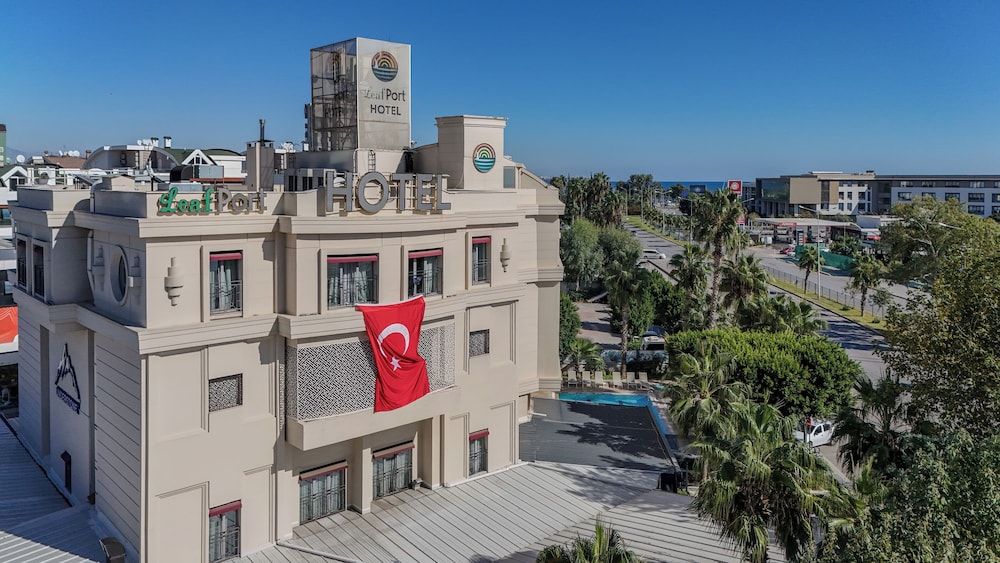 undefined Leaf Port Hotel 8