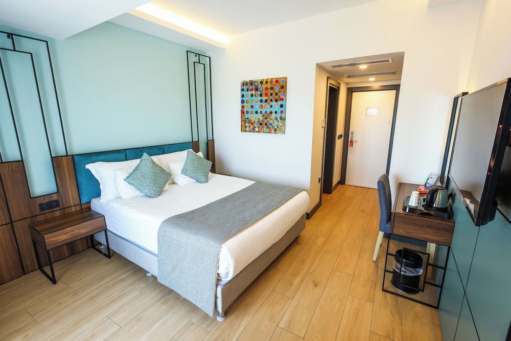 Leaf Port Hotel Standard Room, City View 3