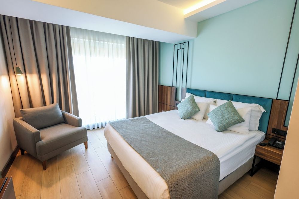 Leaf Port Hotel Standard Room, City View 5