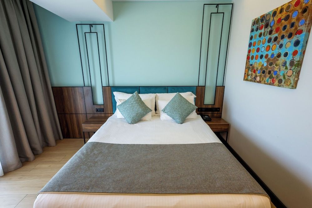 Leaf Port Hotel Standard Room, City View 4