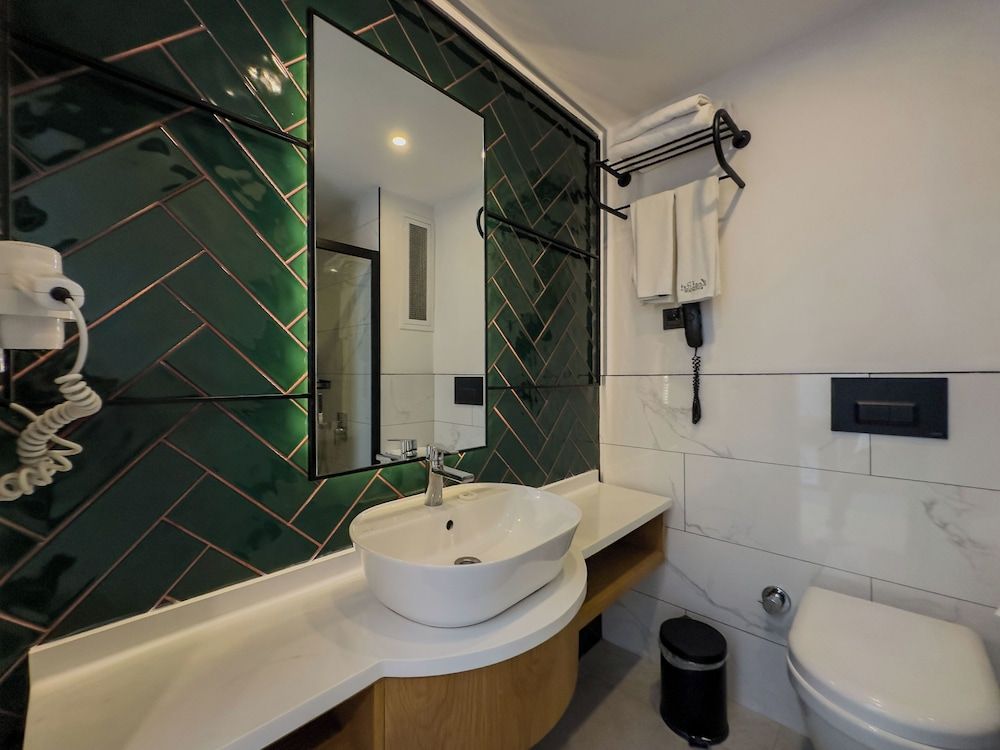 Leaf Port Hotel Standard Room, City View 6