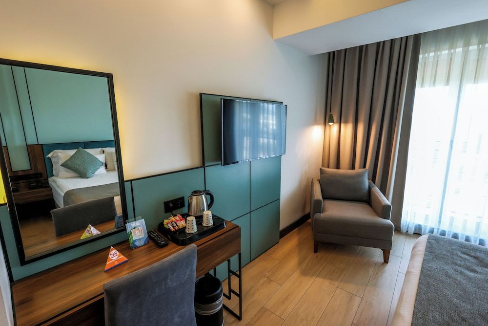 Leaf Port Hotel Standard Room, City View 9