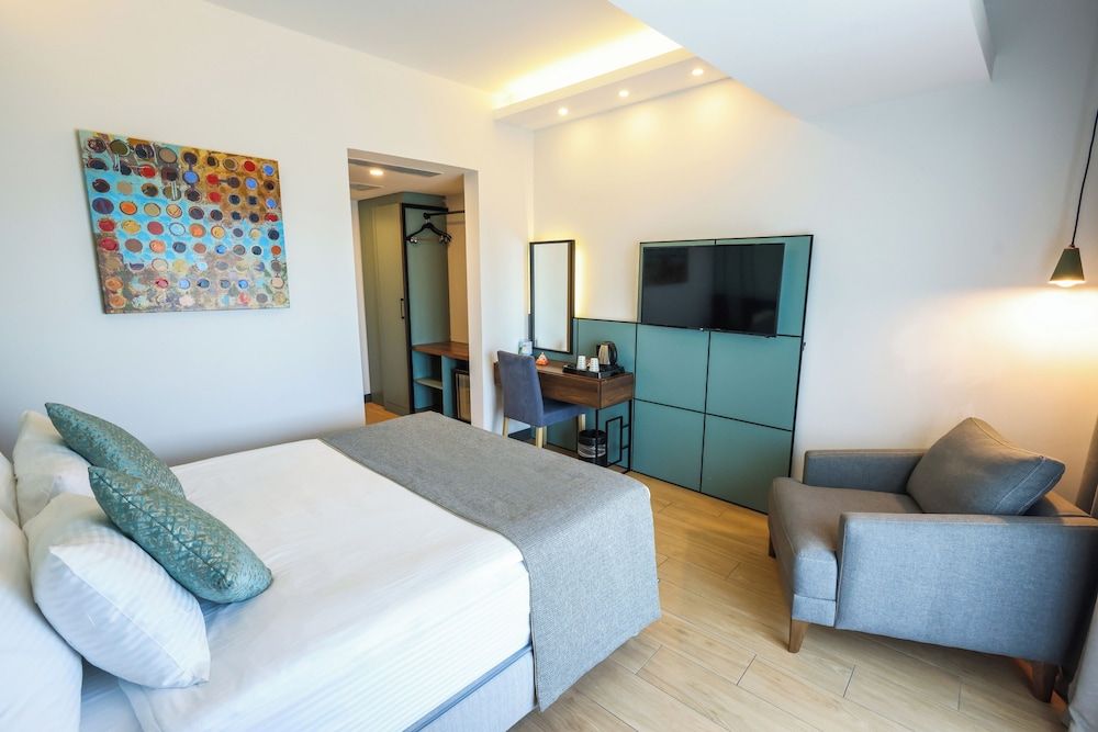 Leaf Port Hotel Standard Room, City View 8