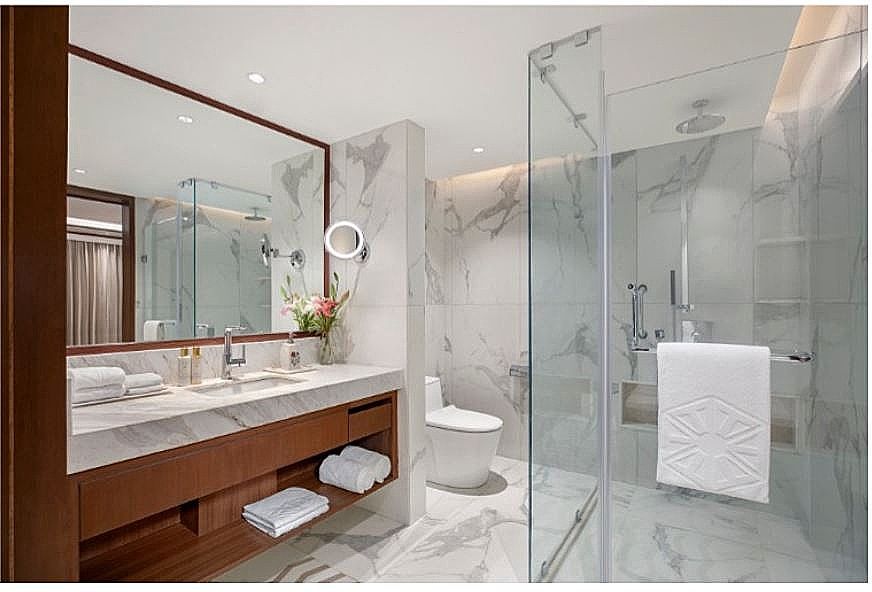 Junior Suite Pool View King Bed