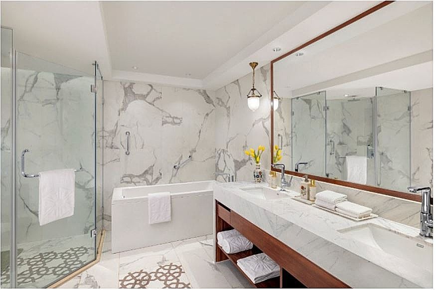 SeleQtions Suite King Bed