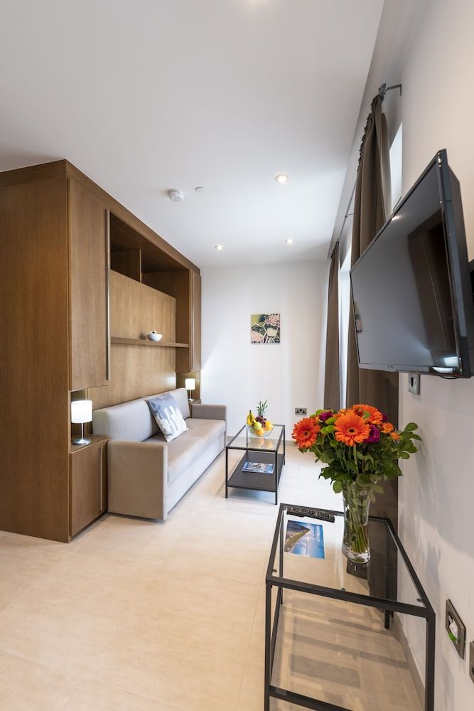 Bentley Holiday Apartments - West One Deluxe Studio with Balcony 4