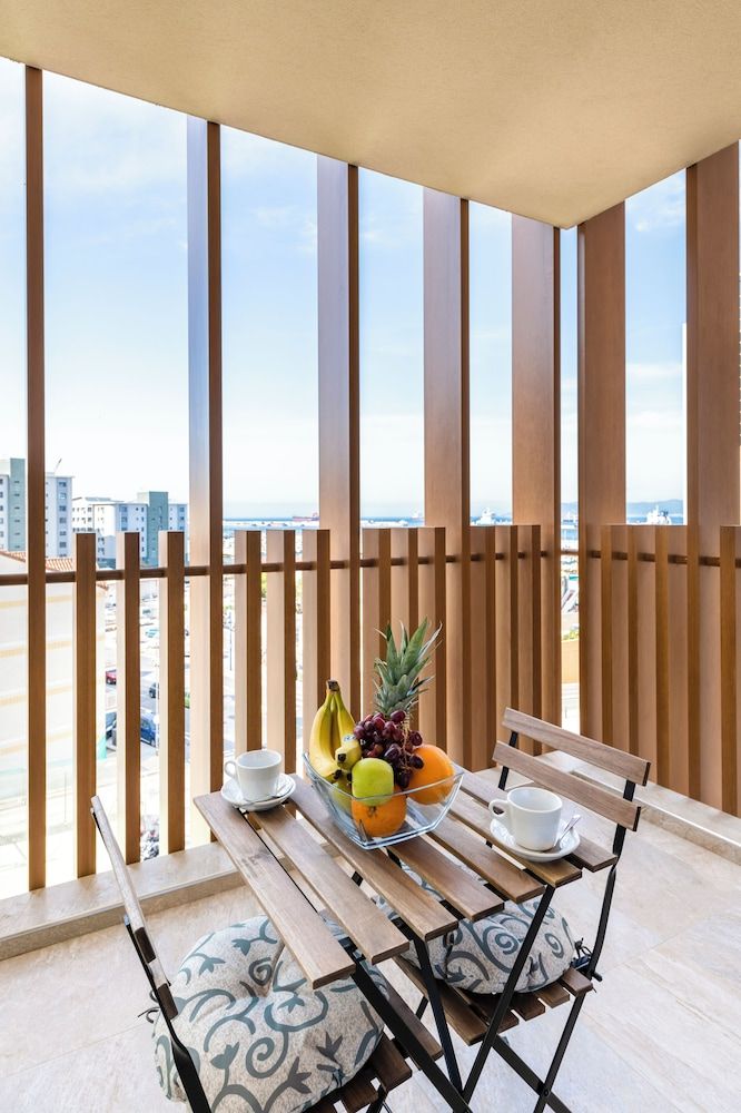 Bentley Holiday Apartments - West One Deluxe Studio with Balcony