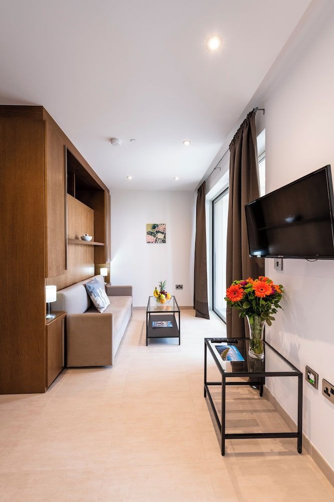 Bentley Holiday Apartments - West One Deluxe Studio with Balcony 5