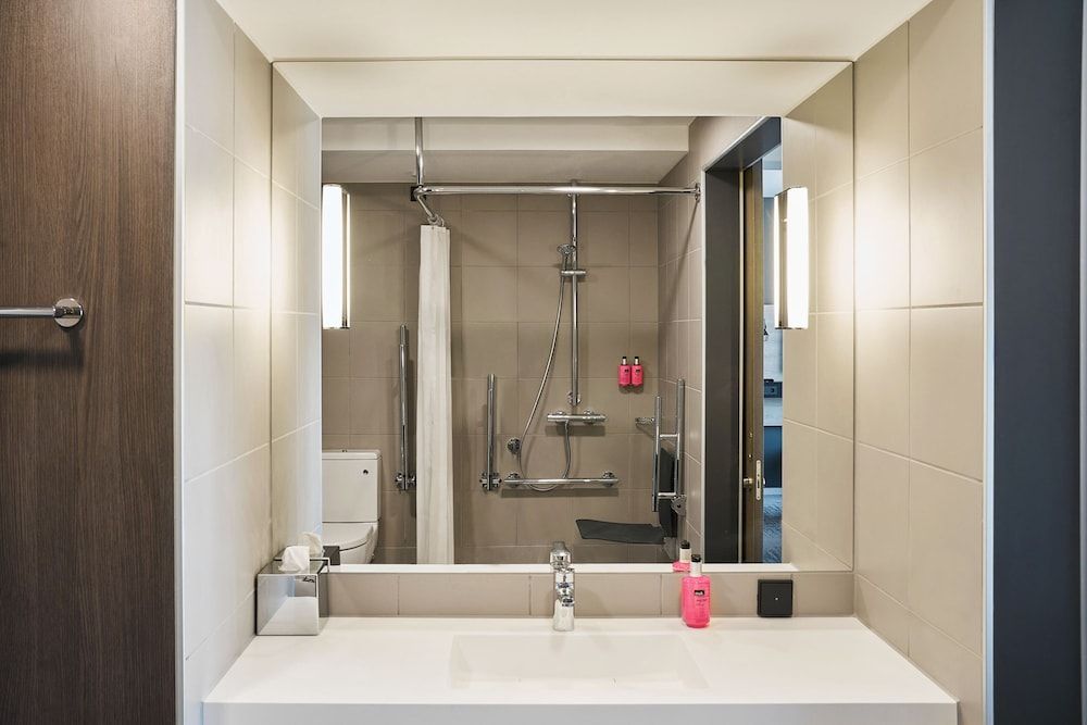 Moxy Bristol Room, 1 Queen Bed, Non Smoking 8