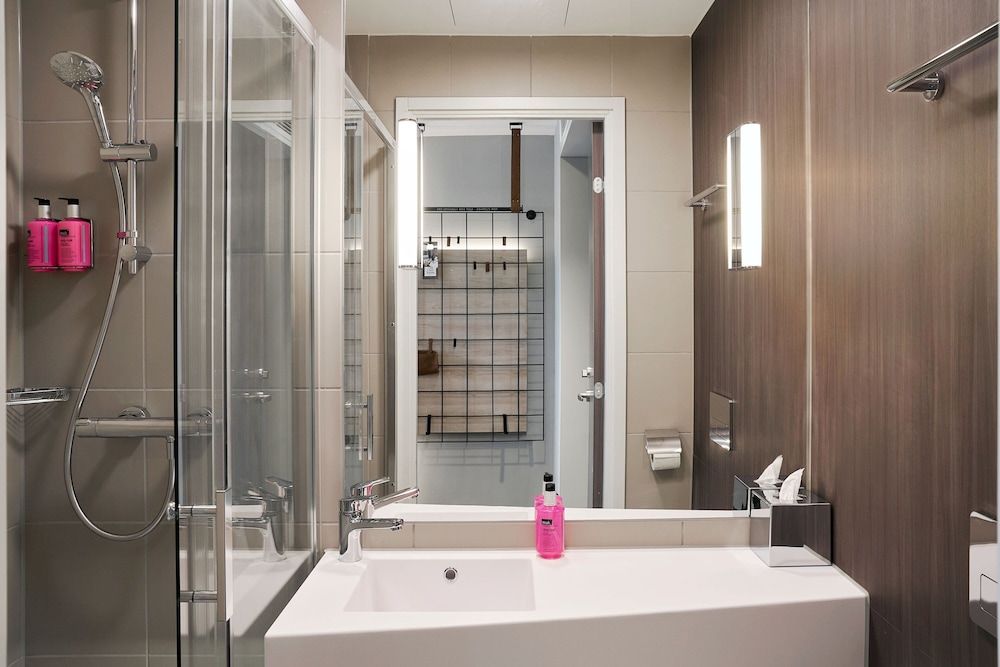 Moxy Bristol Room, 1 Queen Bed, Non Smoking 9