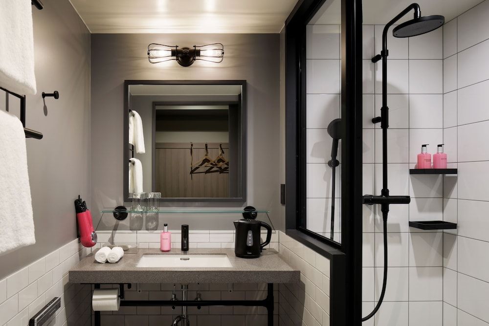 Moxy Osaka Umeda Room, 2 Twin Beds, Non Smoking, City View 5