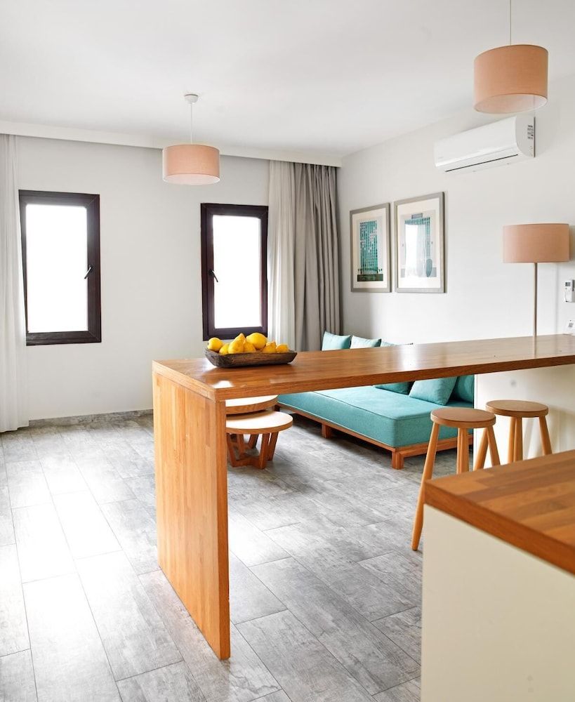 Dorman Suites Hotel Romantic Suite 3