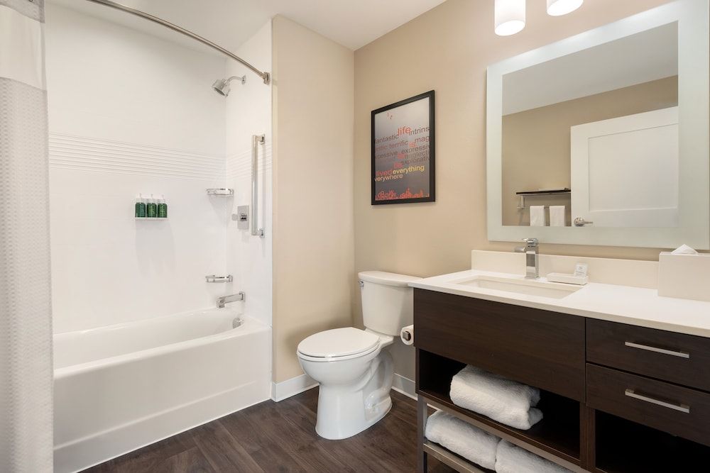 Studio, 2 Queen Beds, Courtyard View (Hearing Accessible)