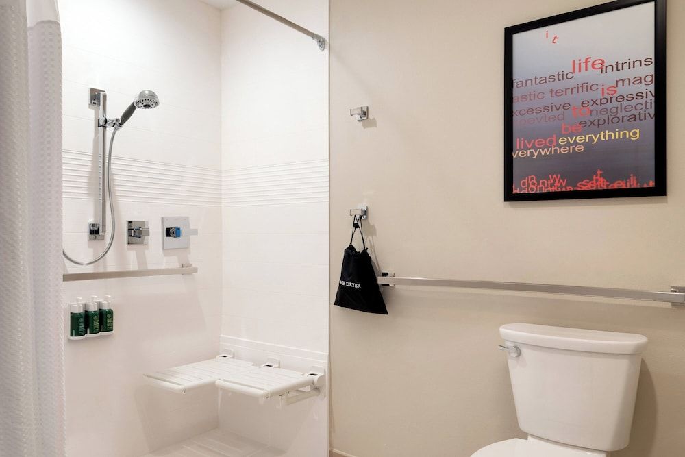 Studio, 2 Queen Beds, Courtyard View (Mobility/Hearing Access, Roll-In Shwr)