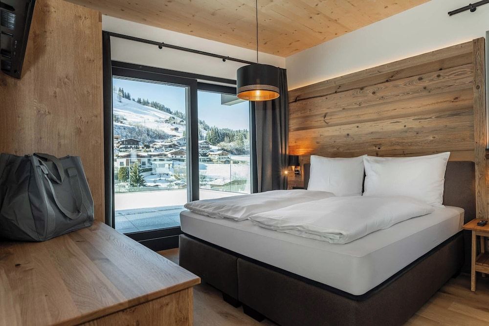 Luxury Apartment, 3 Bedrooms, Balcony, Mountain View