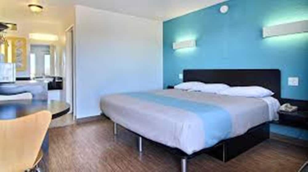 Deluxe Room, 1 King Bed, Smoking, Refrigerator & Microwave
